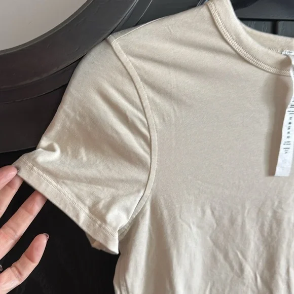 Size 0 lululemon beige cotton crop top - Picture 1 of 4